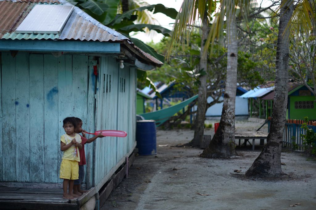 Anak-anak bermain di kawasan permukiman di Pulau Arborek, Distrik Meosmansar, Raja Ampat, Papua Barat, Minggu (30/5/2021).
