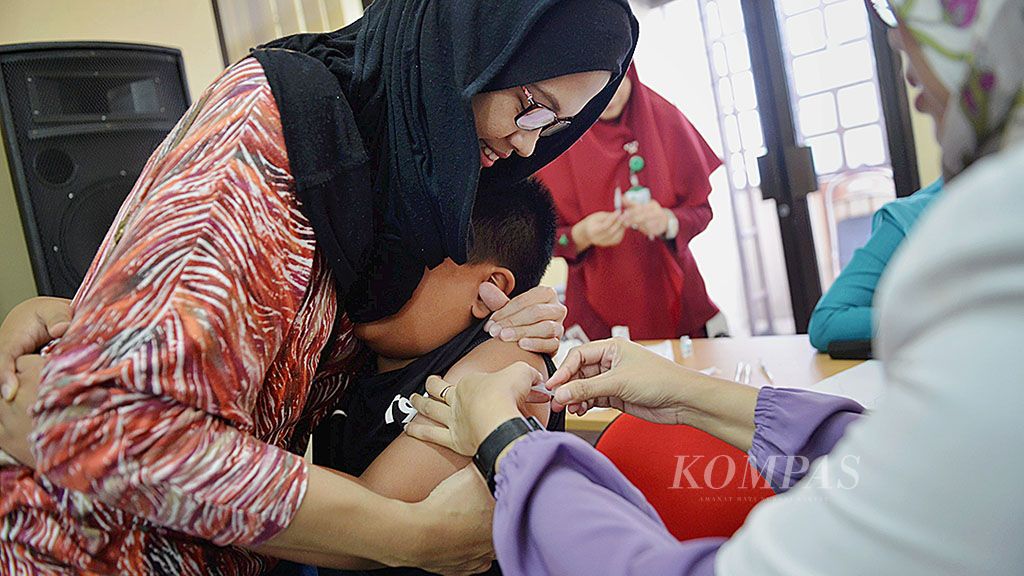 Pemberian  vaksin difteri di Rumah Sakit Syarif Hidayatullah, Tangerang Selatan, Rabu (27/12). Vaksinasi yang diperuntukkan bagi anak usia 1-19 tahun itu digelar hingga 29 Desember dan tidak dipungut biaya.