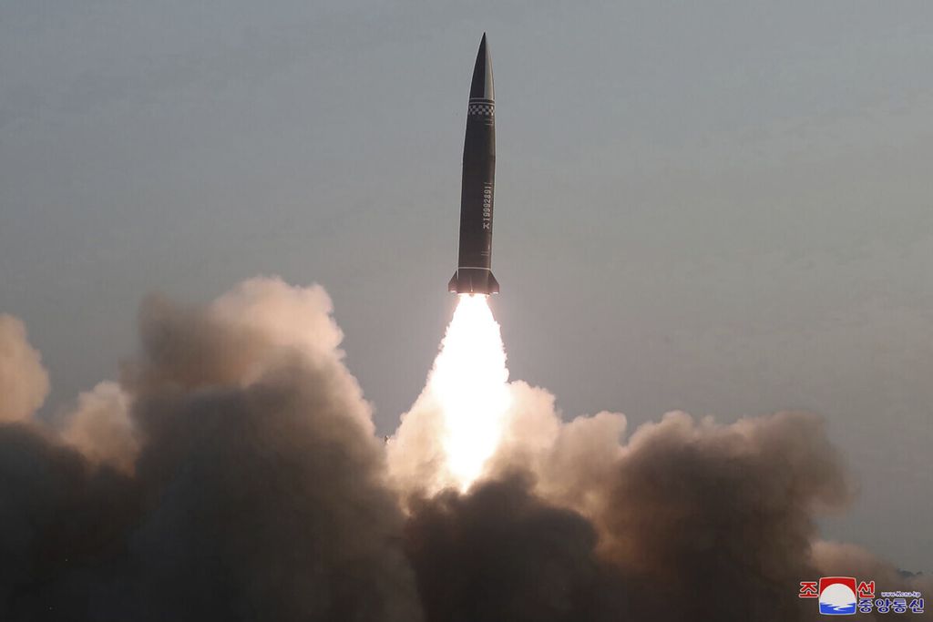 Dalam foto pada 25 Maret 2021 tampak sebuah uji peluncuran proyektil terpandu taktis tipe baru yang dikembangkan Akademi Ilmu Pertahanan Korea Utara di lokasi yang dirahasiakan. 