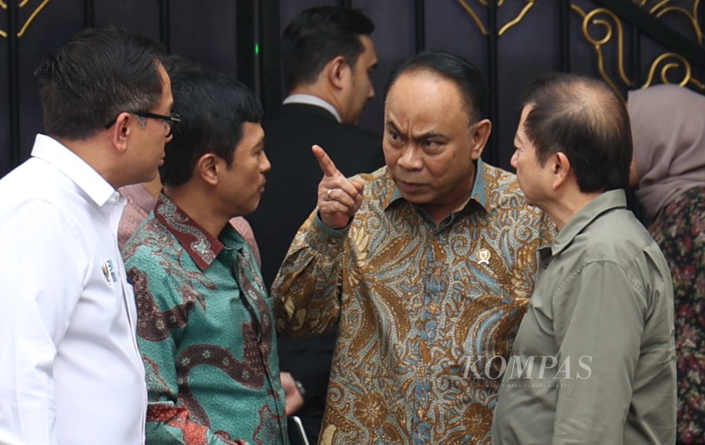 Menteri Perencanaan Pembangunan Nasional/Kepala Bappenas Suharso Monoarfa (kanan), Menteri Komunikasi dan Informatika Budi Ari Setiadi (kedua dari kanan), Wakil Menteri Kesehatan Dante Saksono Harbuwono (kedua dari kiri), dan Wakil Menteri BUMN Kartika Wirjoatmodjo seusai mengikuti rapat terbatas bersama Presiden Joko Widodo di Istana Merdeka, Jakarta, Selasa (3/9/2024). Rapat tertutup itu membahas pelaksanaan transformasi digital pemerintah melalui INA Digital. 