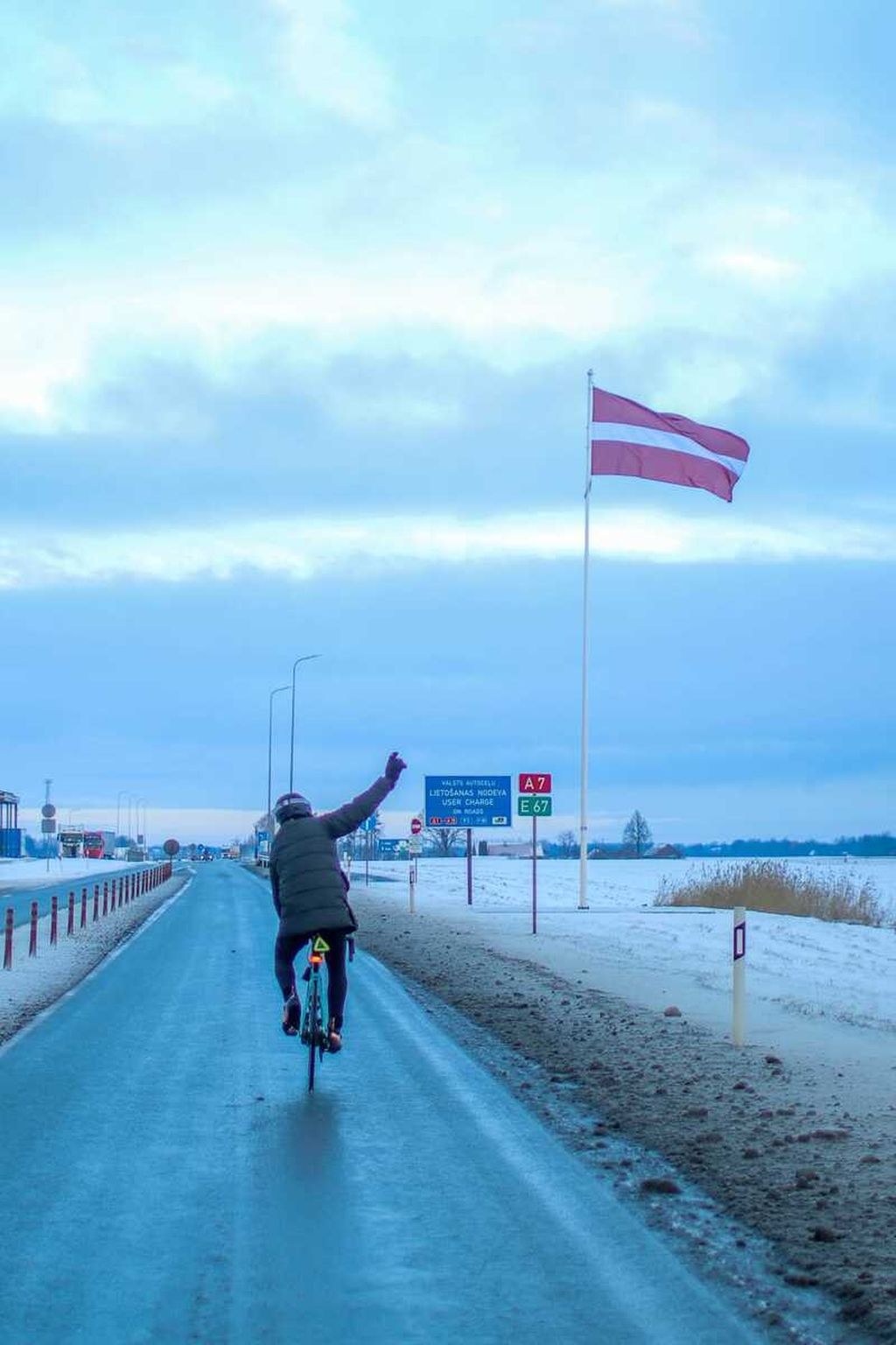 Royke Lumowa bersepeda dari Kurpalaukis (Lituania) menuju Riga di Latvia pada 9 Januari 2024. Salju tebal menutupi semua tempat di area terbuka.