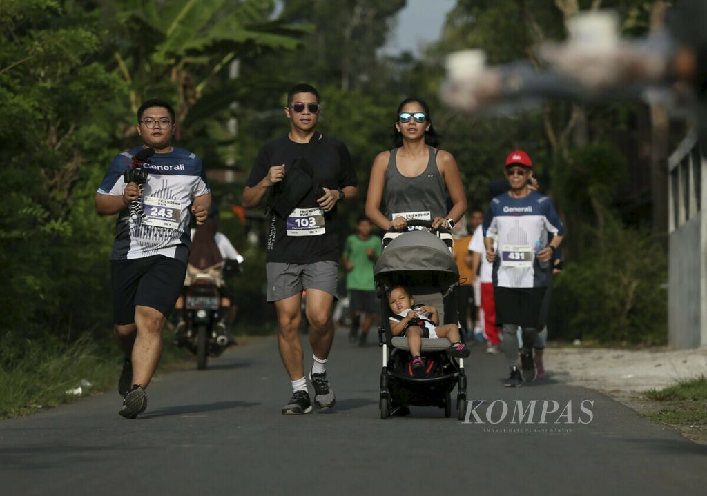 Para peserta mengikuti Friendship Run di sekitar kawasan Candi Borobudur, Magelang, Jawa Tengah, Sabtu (17/11/2018). Kegiatan lari yang diikuti warga sekitar ini merupakan rangkaian Borobudur Marathon 2018.