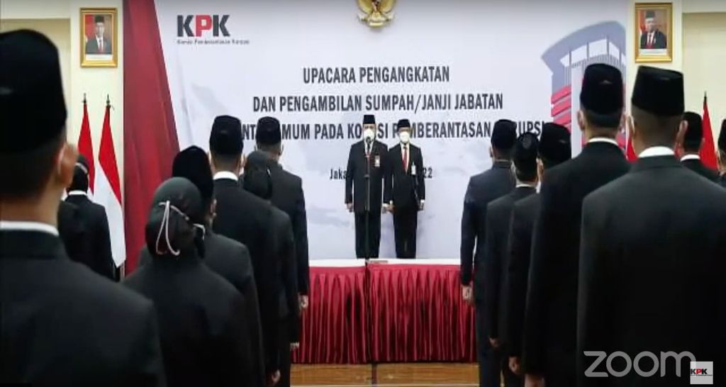 Ketua Komisi Pemberantasan Korupsi (KPK) Firli Bahuri memimpin pelantikan 55 jaksa baru yang ditugaskan dari Kejaksaan Agung ke KPK, di Gedung KPK, Jakarta, Senin (21/2/2022).