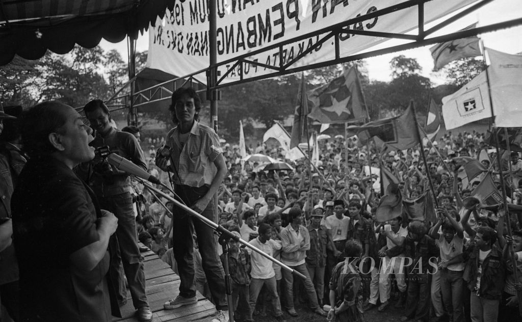 Juru kampanye Hartono Mardjono di hadapan sekitar 4.000 pendukung PPP di Lapangan Merah, Tanah Abang, akhir Maret 1987. Pada kampanyenya di Jakarta, PPP menawarkan tiga program. 