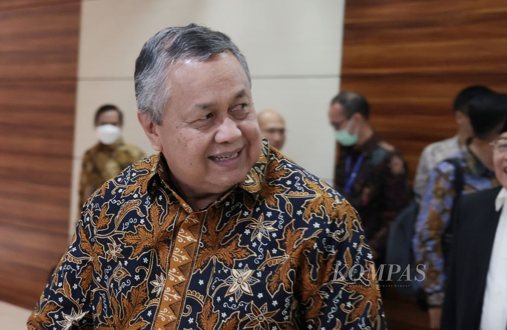 Gubernur Bank Indonesia Perry Warjiyo seusai mengikuti rapat kerja dengan Badan Anggaran DPR di Kompleks Parlemen, Senayan, Jakarta, Selasa (30/5/2023).