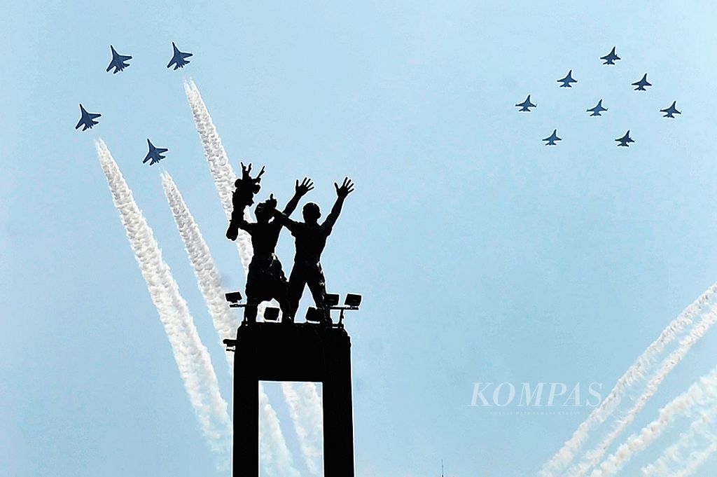 Atraksi terbang formasi atau <i>fly pass</i> 32 pesawat tempur TNI AU di atas langit Jakarta memeriahkan peringatan detik-detik proklamasi HUT Ke-69 Republik Indonesia, Minggu (17/8/2014).