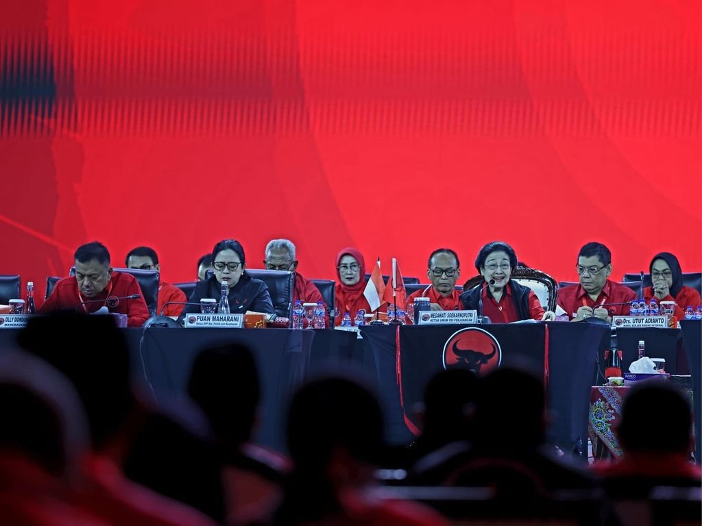 Ketua Umum PDI-P Megawati Soekarnoputri memberikan pengarahan secara tertutup kepada seluruh kadernya di Rakernas V PDI-P di Ancol, Jakarta, Minggu (26/5/2024). Megawati didampingi oleh putrinya, Puan Maharani. Tidak tampak kehadiran putranya, Prananda Prabowo.