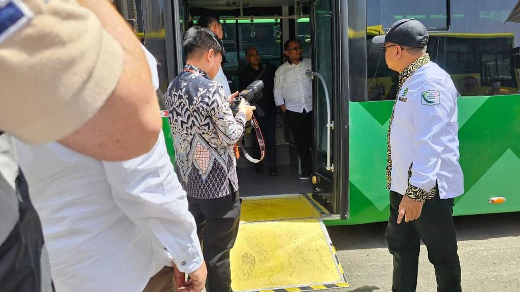 Minister of Religious Affairs Yaqut Cholil Qoumas inspects the bus that will transport Indonesian Hajj pilgrims during their stay in Mecca at the Syib Amir Terminal in Mecca, Saudi Arabia, on Tuesday (5/7/2024).