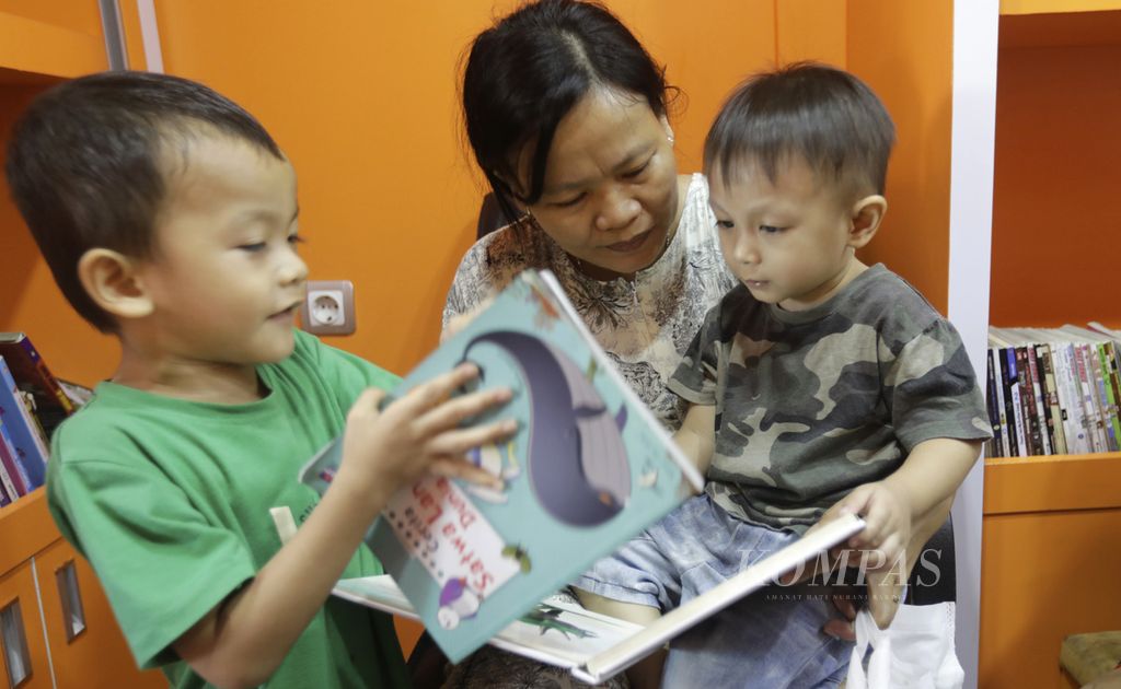 Anak-anak mengunjungi bus perpustakaan masyarakat Jakarta (Permata) yang singgah di kompleks Rusunawa Penggilingan, Cakung, Jakarta Timur, Jumat (9/8/2024).  