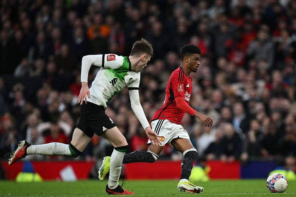 Manchester United player, Amad Diallo (right), competes for the ball with Liverpool player, Conor Bradley (left), during the quarter-final match of the FA Cup at Old Trafford Stadium, Manchester, on Sunday (17/3/2024). MU won 4-3 in that match. Coventry City will face Manchester United in the semi-final round of the FA Cup at Wembley Stadium, London, on Sunday (21/4/2024).
