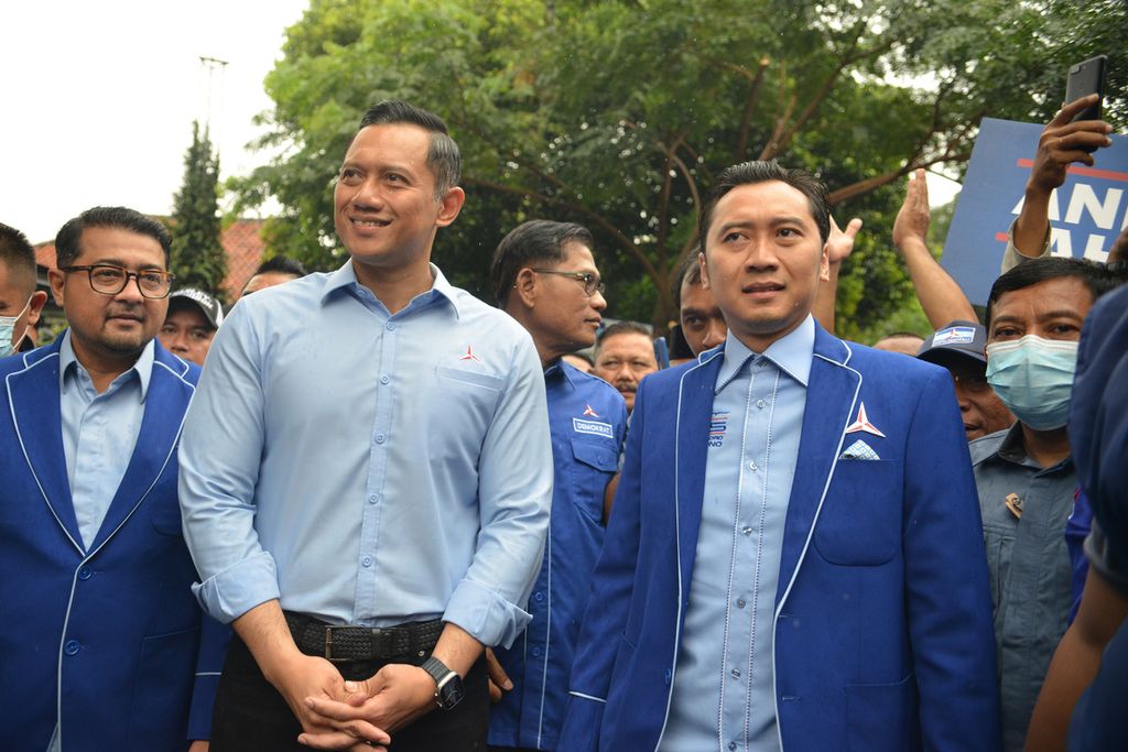 Ketua Umum Partai Demokrat Agus Harimurti Yudhoyono (kedua dari kiri) dan Edhie Baskoro Yudhoyono (kanan) di Kantor Dewan Pimpinan Pusat Partai Demokrat, Jakarta Pusat, Kamis (2/3/2023).
