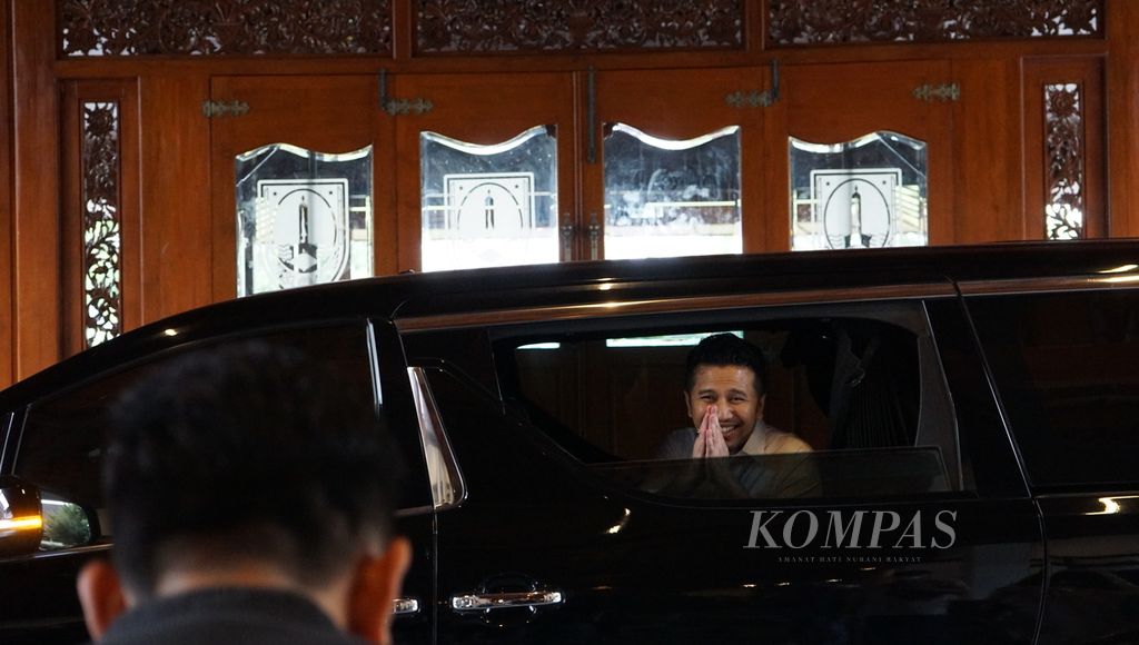 Wakil Gubernur Jawa Timur Emil Elestianto Dardak (kanan) berpamitan dengan Wali Kota Surakarta Gibran Rakabuming Raka (kiri) seusai saling bertemu di Balai Kota Surakarta, Jawa Tengah, Jumat (20/1/2023).