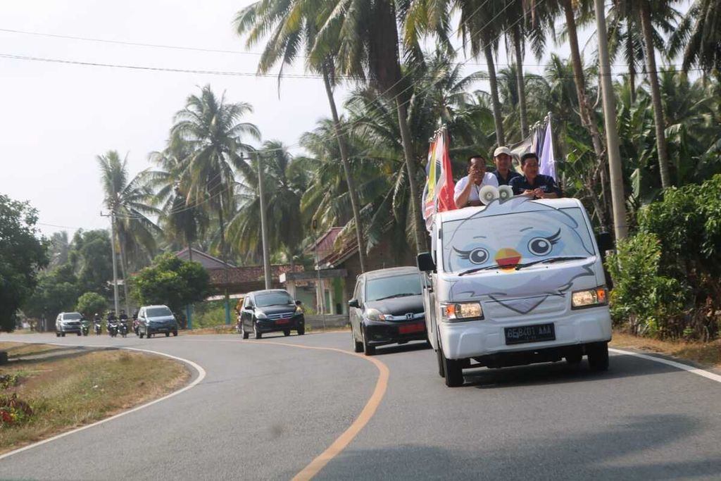 Iring-iringan tim Kirab Pemilu 2024 Komisi  Pemilihan Umum Kabupaten Pesisir Barat, Lampung, melintas di permukiman warga, Senin (18/9/2023). 