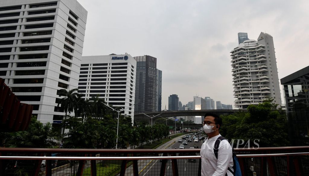 Warga melewati jembatan penyeberangan orang di Jalan Sudirman, Jakarta, Selasa (30/5/2023). Polusi udara di Jakarta terus menjadi persoalan lingkungan terbesar yang berisiko terhadap kesehatan. Warga yang terus-menerus terpapar dengan udara buruk rentan mengalami gangguan kesehatan. Situs IQAir mencatat kualitas buruk udara di Jakarta dalam beberapa hari terakhir. 
