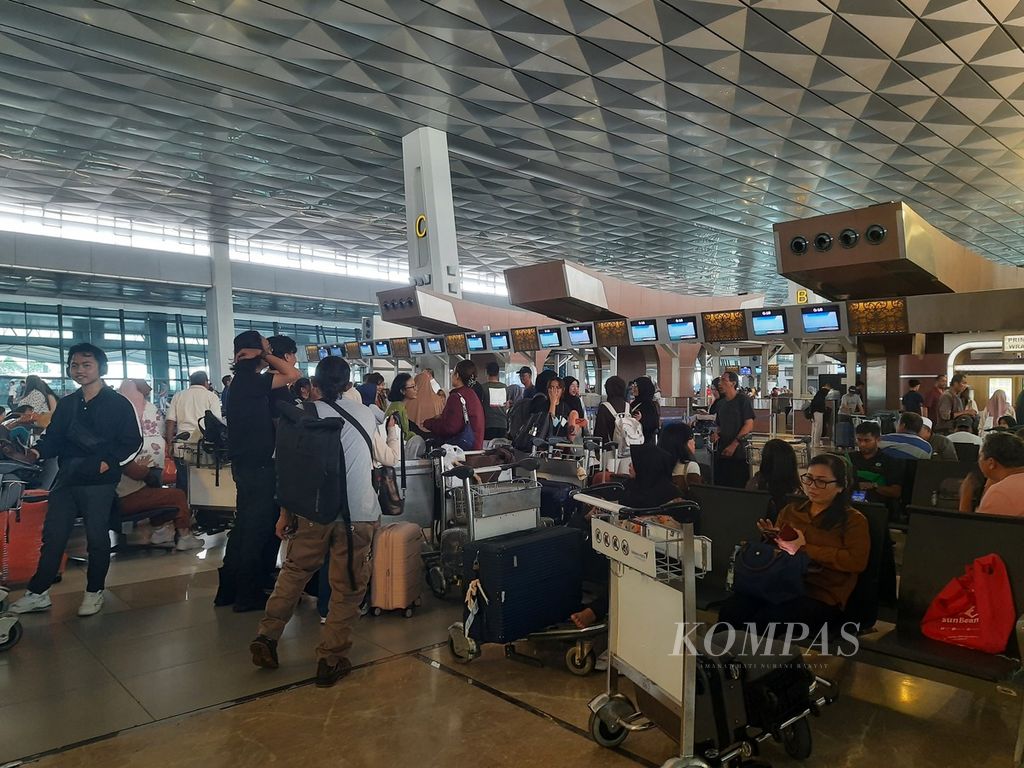 Kesibukan para pelaku perjalanan di Bandara Soekarno-Hatta, Tangerang, Banten, Senin (2/9/2024). Setidaknya ada 270 personel dari beragam lembaga keamanan terlibat dalam pengamanan. 