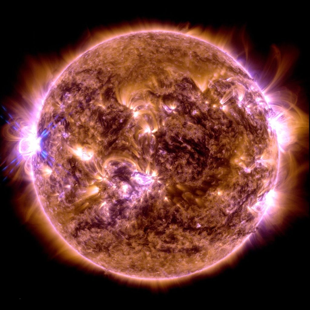 Observatorium Dinamika Matahari (SDO) milik Badan Penerbangan dan Antariksa Nasional Amerika Serikat (NASA) menangkap suar Matahari atau <i>flare</i> seperti yang terlihat dari kilatan cahaya di sebelah kiri pada 31 Desember 2023. Tahun 2024, aktivitas Matahari diperkirakan mencapai maksimum seiring datangnya puncak siklus Matahari ke-25.