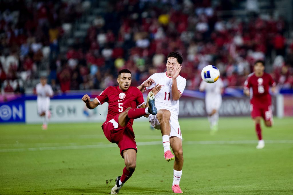 Rafael Struick, penyerang Indonesia, berduel dalam perebutan bola dengan bek Qatar, Al-Hasmi Mohialdin, pada laga pertama Grup A Piala Asia U-23 2024, Senin (15/4/2024), di Stadion Jassim bin Hamad, Al Rayyan, Qatar. Qatar mengalahkan Jordania dalam laga kedua, 2-1, di Stadion Jassim bin Hamad, Al Rayyan, Kamis (18/4/2024).