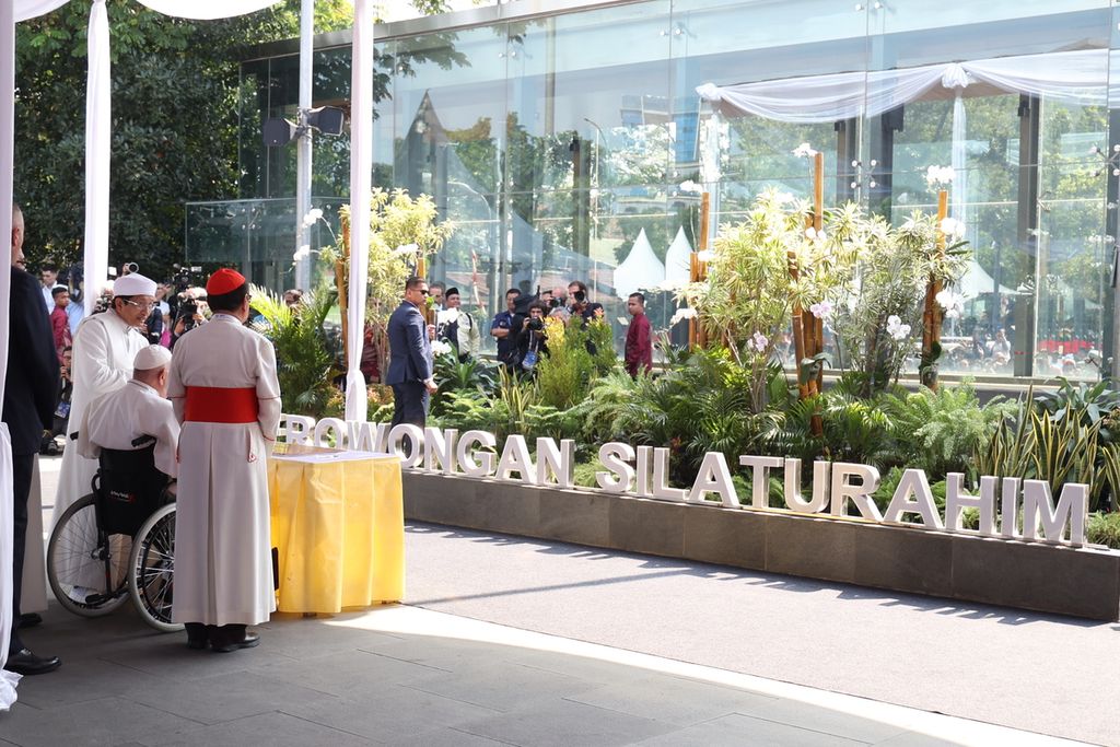 Paus Fransiskus bersama Imam Besar Masjid Istiqlal Nasaruddin Umar menandatangani prasasti saat meninjau terowongan silaturahim dalam pertemuan tokoh agama di Plaza Al Fatah, kompleks Masjid Istiqlal, Jakarta, Kamis (5/9/2024). INDONESIA PAPAL VISIT COMMITTEE/HENDRA A SETYAWAN