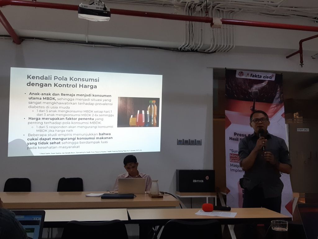 Tim advokasi terkait MBDK dari YLKI, Rully Prayoga, saat memaparkan hasil survei yang dilakukan YLKI terkait konsumsi minuman berpemanis dalam kemasan di masyarakat, Senin (11/12/2023), di Jakarta.
