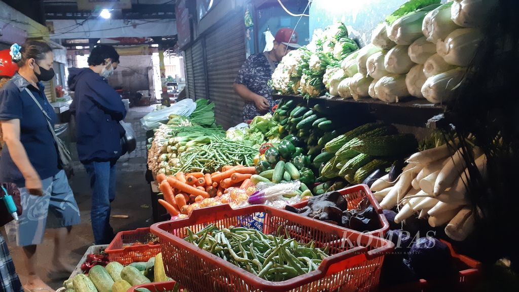Warga berbelanja aneka kebutuhan di Pasar Besar Kota Malang, Jawa Timur, Rabu (29/3/2023). 