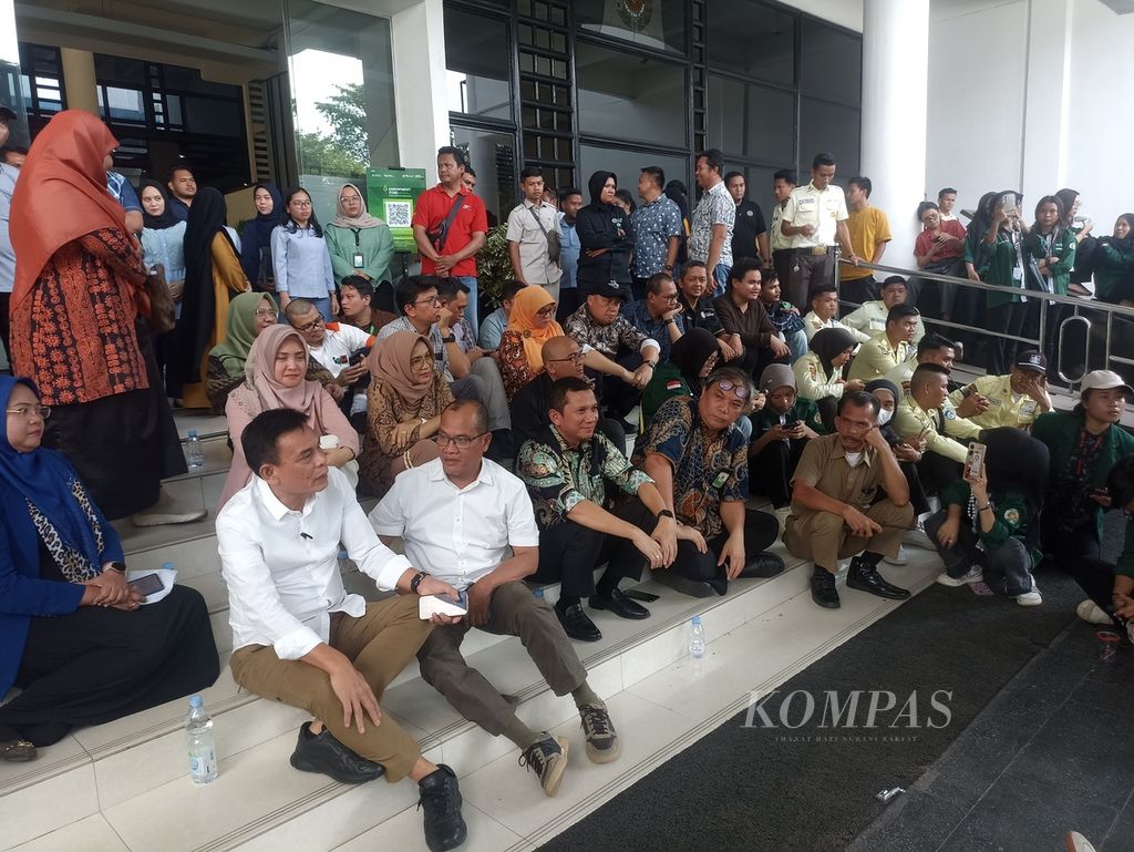 Wakil Rektor I Universitas Sumatera Utara Edy Ikhsan (kedua dari kiri) menerima mahasiswa yang berunjuk rasa menolak kenaikan uang kuliah tunggal sebesar 30-50 persen di Kantor Biro Rektor USU, Medan, Rabu (8/5/2024). 