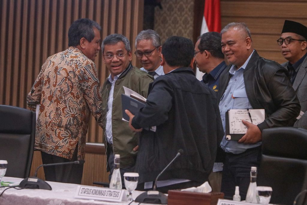 Para pembicara dalam konferensi pers berbincang sebelum meninggalkan ruangan di Gedung Radius Prawiro, Kementerian Keuangan, Jakarta, Rabu (1/3/2023). 