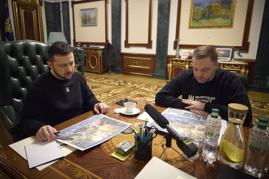 Presiden Ukraina Volodymyr Zelenskyy (kiri) berbicara dengan Menteri Dalam Negeri Denys Monastyrskyi dalam pertemuan di Kyiv, Ukraina, Selasa (17/1/2023). Monastyrskyi tewas dalam kecelakaan helikopter, Rabu (18/1/2023).  