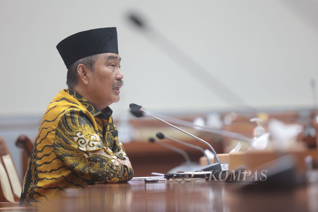 Pakar hukum dan mantan Ketua Mahkamah Konstitusi Jimly Asshiddiqie mengikuti rapat dengar pendapat dengan Komisi III DPR di Kompleks Parlemen, Senayan, Jakarta, Kamis (30/3/2023). 