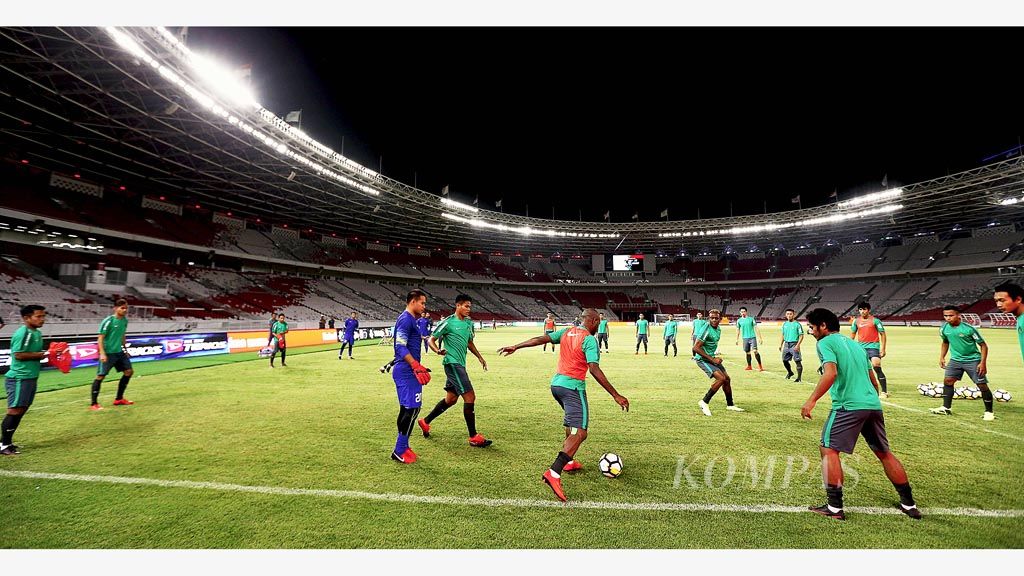 Tim nasional sepak bola Indonesia  berlatih di Stadion Gelora Bung Karno (GBK), Senayan, Jakarta Pusat, Sabtu. Timnas Indonesia akan menjamu tim nasional Eslandia pada laga persahabatan di stadion yang sama,  Minggu (14/1) ini pukul 19.00 