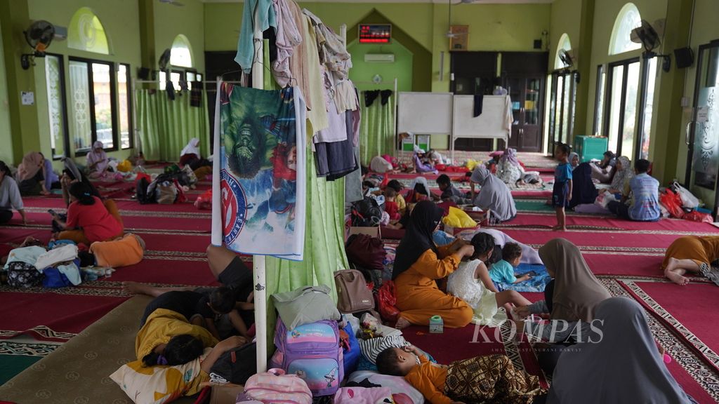 Warga mengungsi di Masjid Arrayan, Vila Kencana Cikarang, di Desa Karangsentosa, Kecamatan Karangbahagia, Kabupaten Bekasi, Jawa Barat, Kamis (2/3/2023).