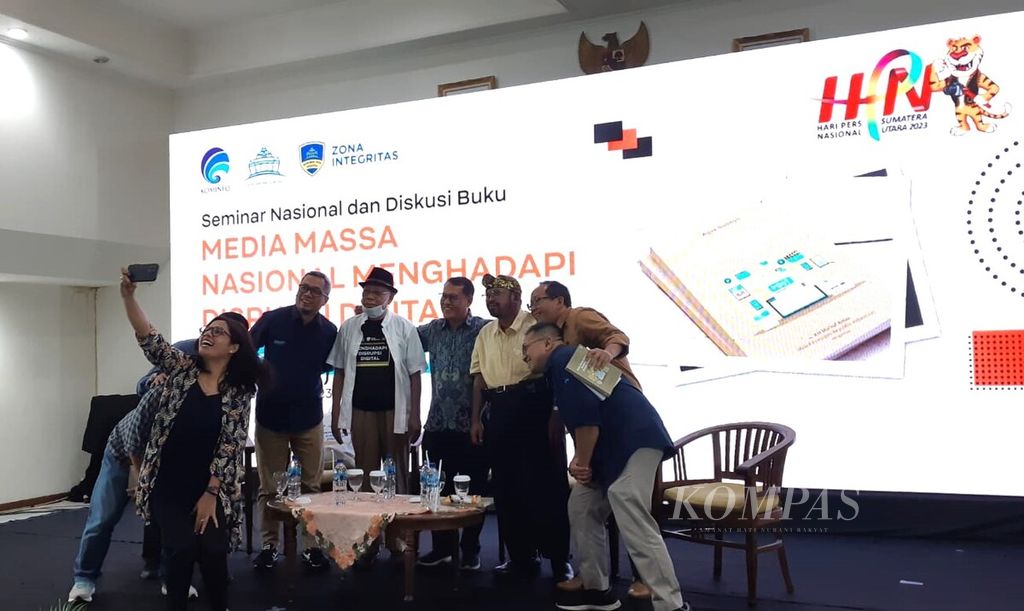 Para pembicara serta beberapa peserta seminar dan bedah buku <i>Media Massa Nasional Menghadapi Disrupsi Digital</i> karya Agus Sudibyo berswafoto di Gedung Dewan Pers, Jakarta, Rabu (25/1/2023).