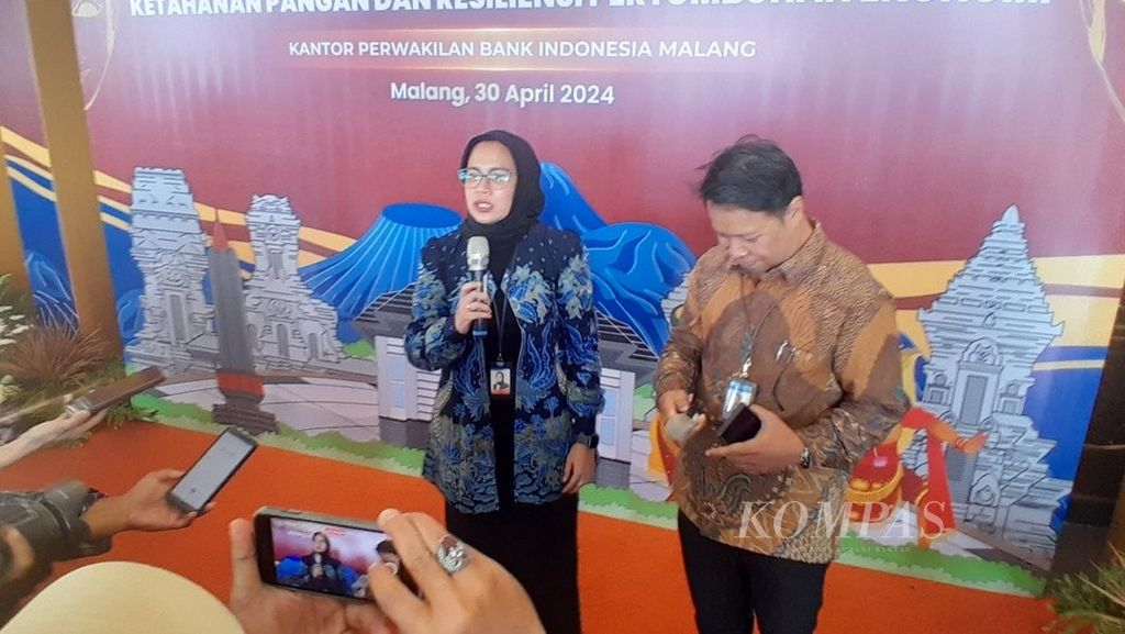 Deputi Kepala Bank Indonesia (BI) Jawa Timur M Noor Nugroho (kanan) bersama Kepala Kantor Perwakilan BI Malang Febrina saat sesi <i>door stop </i>pada acara Sinergi Menuju Ekonomi Kreatif, Tangguh, Teruji, dan Terdigitalisasi (Sekartaji), di Malang, Jawa Timur, Selasa (30/4/2024).