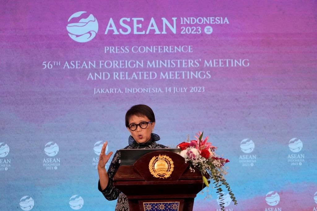 Menteri Luar Negeri Retno Marsudi memberikan keterangan pers saat Pertemuan Menteri Luar Negeri ASEAN di Jakarta, 14 Juli 2023. 
