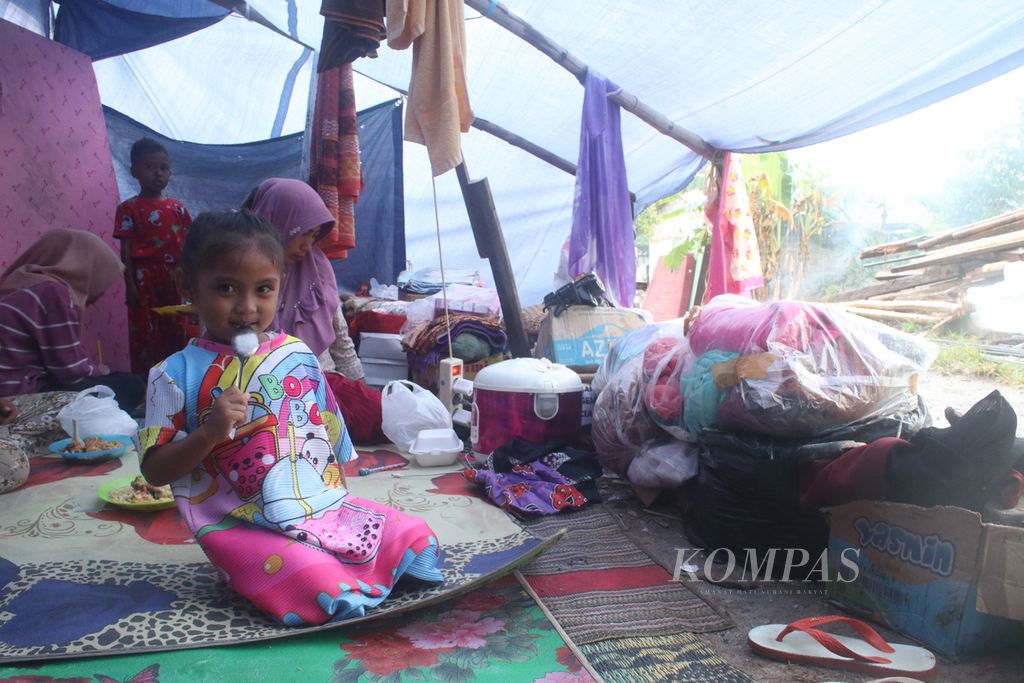 Salah satu anak berada di tengah tenda pengungsian Desa Limbangansari, Kecamatan Cianjur, Kabupaten Cianjur, Jawa Barat, Jumat (16/12/2022). Sebagian besar rumah di daerah ini hancur dan tidak bisa ditinggali sehingga warga memilih untuk tetap tinggal di tenda darurat.