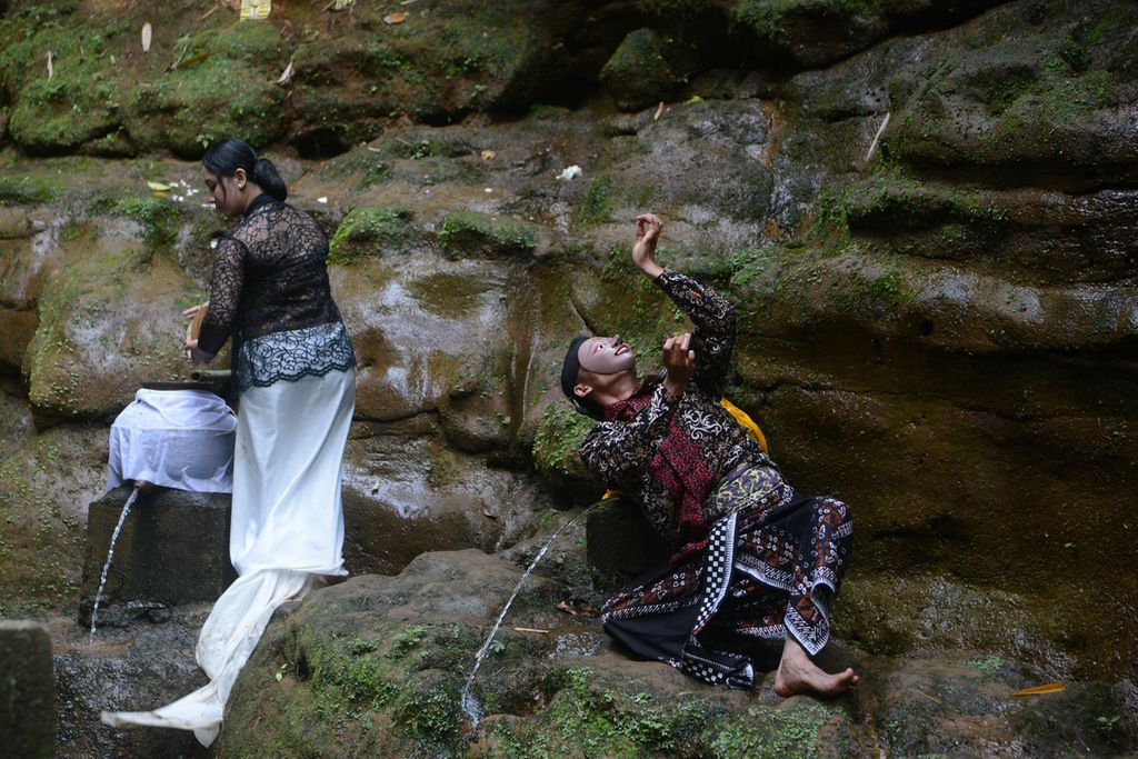 Sejumlah penari tampil dalam acara Festival Lima Gunung XX di mata air Tlompak di Dusun Gejayan, Desa Banyusidi, Pakis, Magelang, Jawa Tengah, Jumat (21/5/2021). 