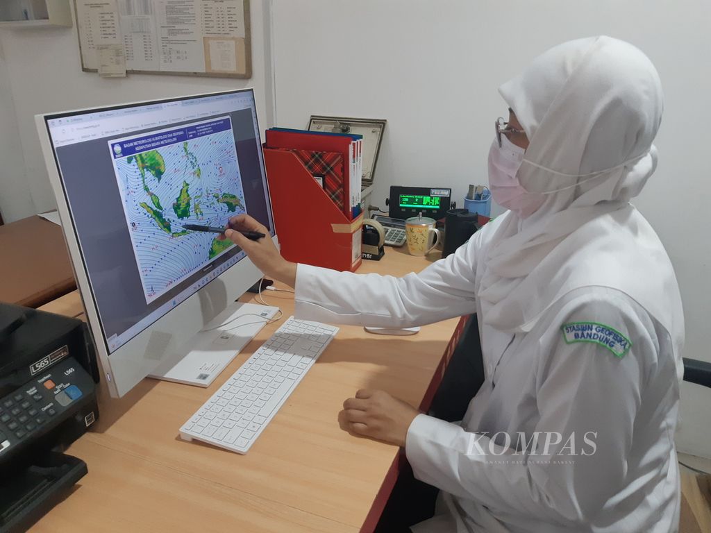  Staf Data dan Informasi Stasiun Geofisika Kelas I Bandung Neneng Sugianti menunjukkan kecepatan angin di wilayah Bandung Raya, Selasa (14/11/2023). Bandung Raya memasuki musim pancaroba sejak awal November 2023.