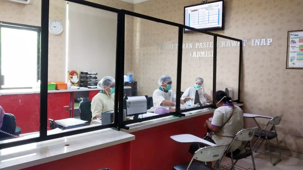 Petugas pendaftaran pasien rawat inap Rumah Sakit Mardi Rahayu, Kabupaten Kudus, Jawa Tegah, menggunakan alat pelindung diri saat melayani pasien pada April 2020.