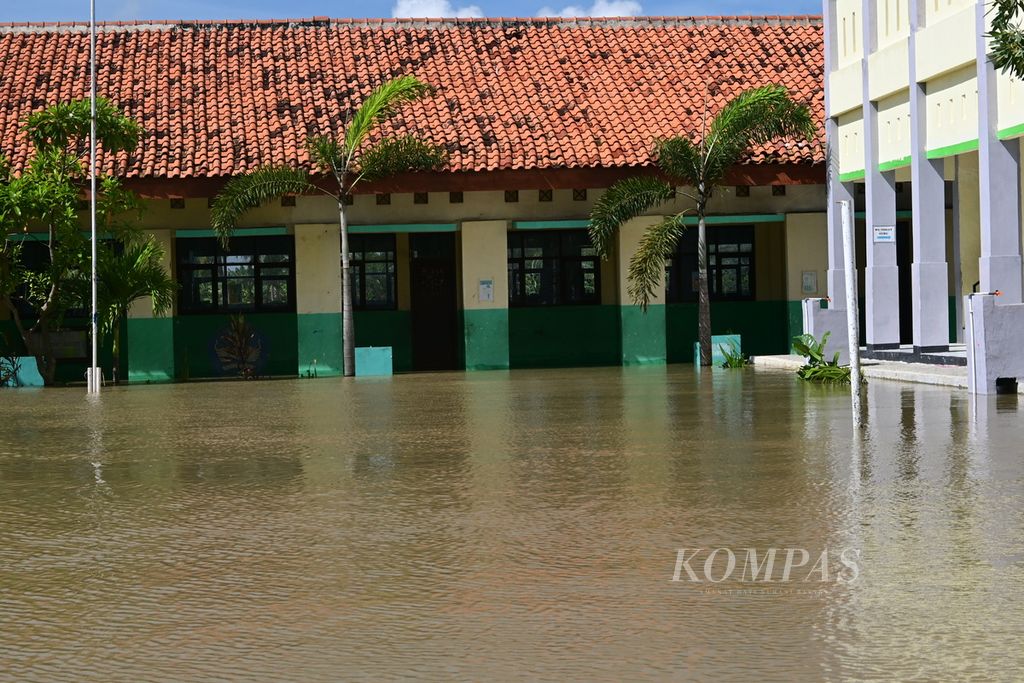 Pantai Harapan Jaya 03 Public Elementary School, Muara Gembong, was still flooded until Friday (3/3/2023). School students are closed and study online.