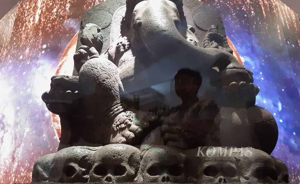 Bayangan pengunjung yang melihat arca Ganesha peninggalan Kerajaan Singasari dalam pameran Repatriasi: Kembalinya Saksi Bisu Peradaban Nusantara, Jumat (1/12/2023). Pameran yang digelar pada 28 November-10 Desember 2023 ini menampilkan 152 benda bersejarah Nusantara hasil repatriasi.