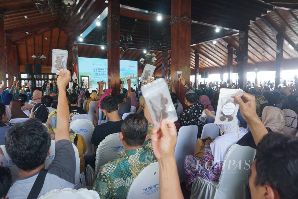 Pengunjung menunjukkan ribuan <i>cookies</i> dari tepung mocaf atau tepung singkong di Banjarnegara, Jawa Tengah, Jumat (4/11/2022).