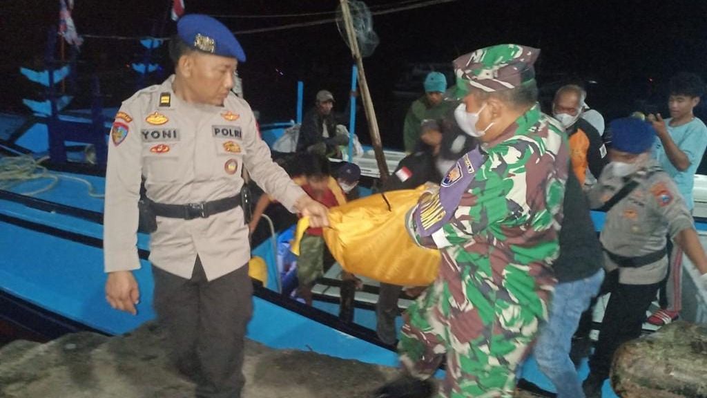 Proses evakuasi jenazah anak buah kapal nelayan asal Pangkep, Sulawesi Selatan, yang meninggal di atas kapal nelayan di perairan selatan Malang, Jawa Timur, Rabu (3/5/2023) malam.