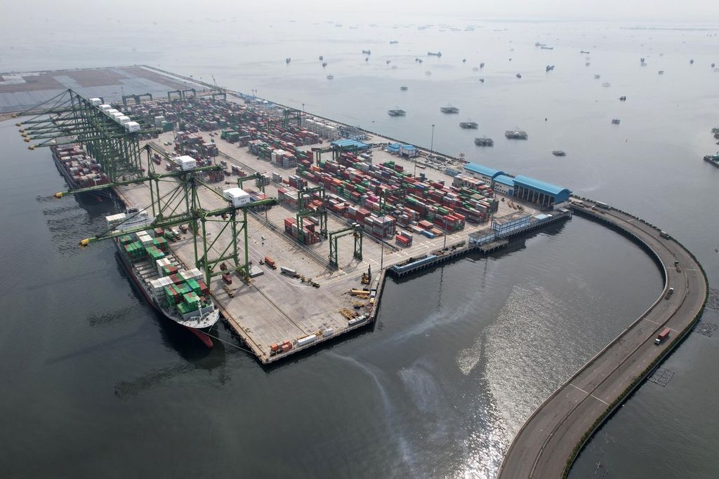 Aktivitas bongkar muat peti kemas dari dan ke dalam kapal barang di Terminal peti kemas New Priok Container Terminal (NPCT) 1, Jakarta Utara, Kamis (4/5/2023). Bank Indonesia (BI) memproyeksi ekonomi Indonesia bakal tumbuh 5 persen pada kuartal I/2023. KOMPAS/TOTOK WIJAYANTO (TOK) 04-05-2023