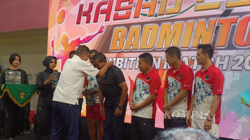 Legenda bulu tangkis dunia, Rudy Hartono, mengalungkan medali kepada Panglima TNI Laksamana Yudo Margono dalam rangka KSAD Cup 2023 di Gelora Bung Karno Arena, Jakarta, Minggu (29/10/2023).