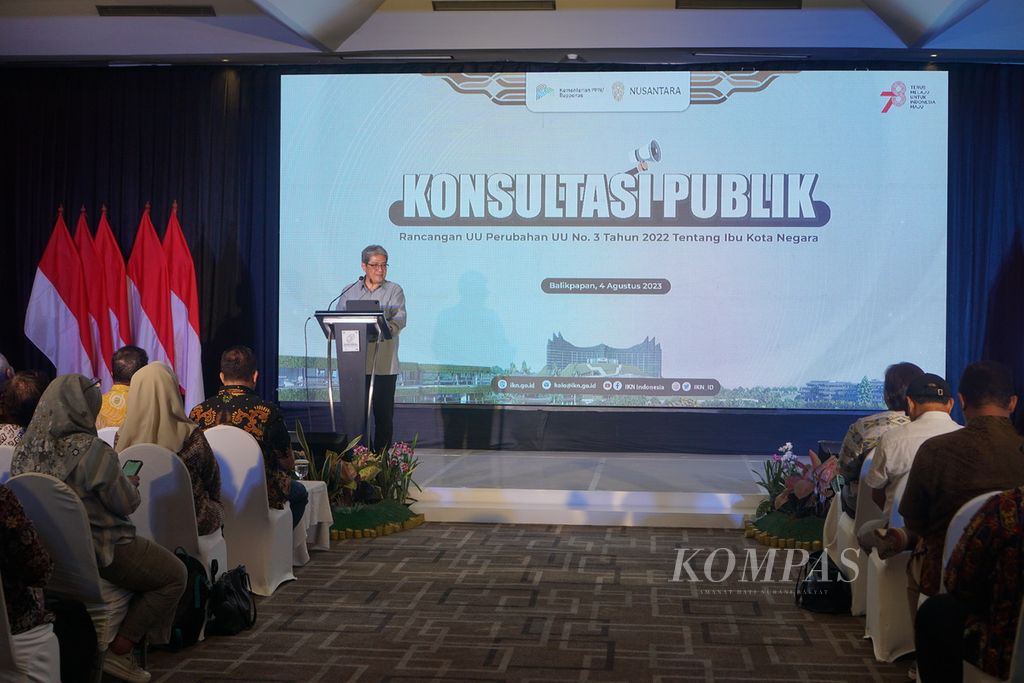 Wakil Kepala Otorita IKN Donny Rahajoe memberi sambutan dalam Konsultasi Publik Rancangan UU Perubahan UU No 3/2022 tentang Ibu Kota Negara di Kota Balikpapan, Kalimantan Timur, Jumat (4/8/2023).