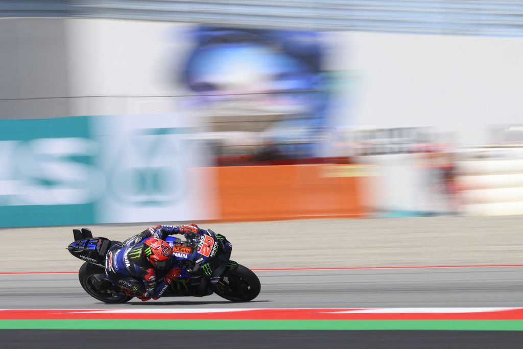 Pebalap Yamaha, Fabio Quartararo, memacu sepeda motornya pada sesi latihan kedua MotoGP seri Catalunya, Jumat (1/9/2023).