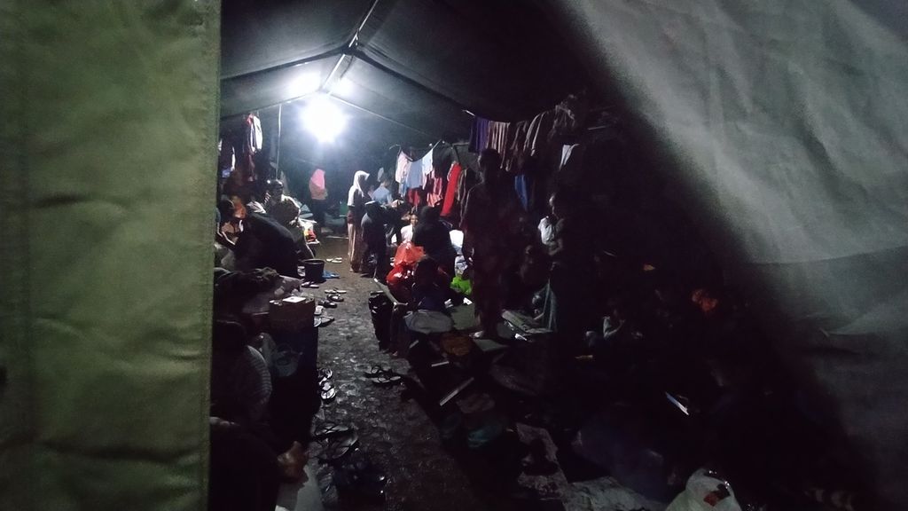 Warga tengah membereskan pakaian yang sebelumnya dijemur di sekitar tenda pengungsian Taman Prawatasari Cianjur, Jawa Barat, Senin (28/11/2022).