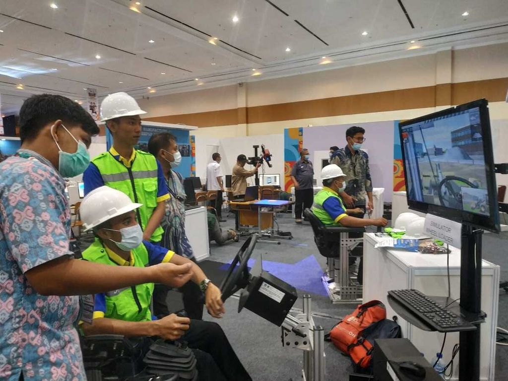 Pengunjung mencoba simulator alat berat di stan BPVP Samarinda dalam acara Festival Pelatihan Vokasi dan Job Fair Nasional di Jakarta Convention Center, Jakarta Pusat, Jumat (28/10/2022).