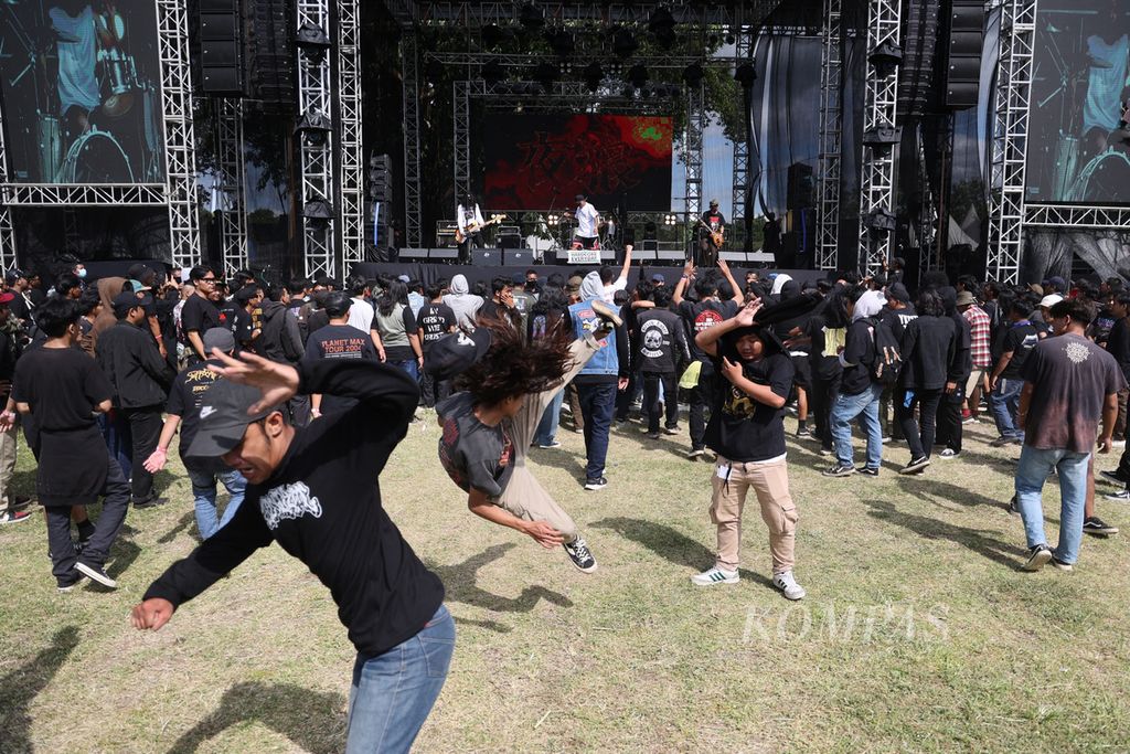 Penonton melakukan tarian saat grup Serigala Malam tampil dalam konser Rock in Solo di Benteng Vastenburg, Surakarta, Jawa Tengah, Minggu (30/10/2022). Ajang pentas musik keras ini menampilkan 15 grup dari dalam dan luar negeri.