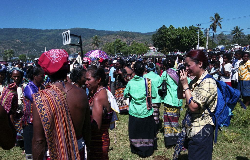 The excitement of the people of East Timor in welcoming the birth of a new country, the Democratic Republic of Timor-Leste (RDTL), on Monday (20/5/2002) in the capital city of Dili. On that day, East Timor fighter, Xanana Gusmao, was officially inaugurated as the first president of Timor-Leste.