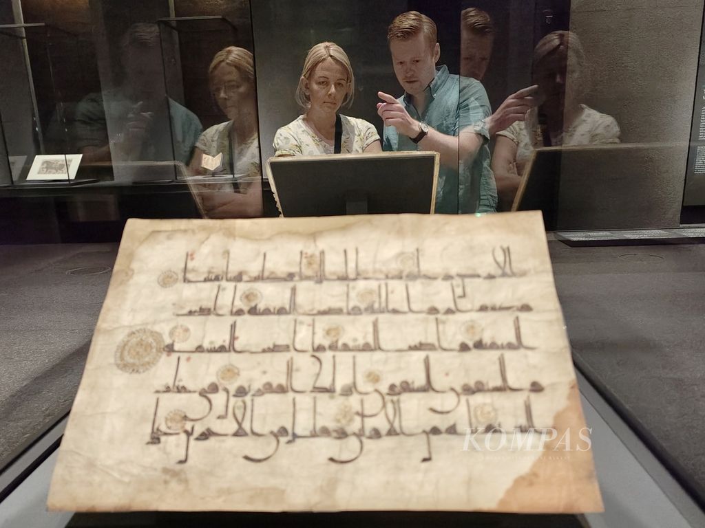 Pengunjung mengamati manuskrip Al Quran peninggalan era Bani Umayyah yang dipamerkan di Musem Kesenian Islam Qatar, Doha, Selasa (29/11/2022). Di museum itu ditampilkan bermacam hasil kesenian Islam dalam beberapa kesultanan abad pertengahan.